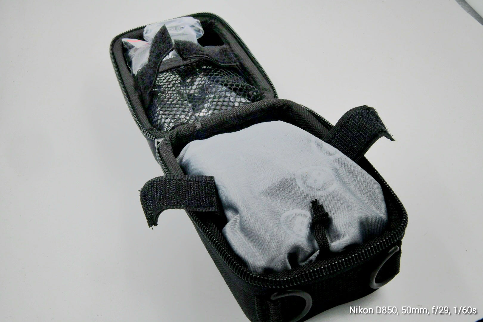 Binoclu Bushnell Nitro 10x25 