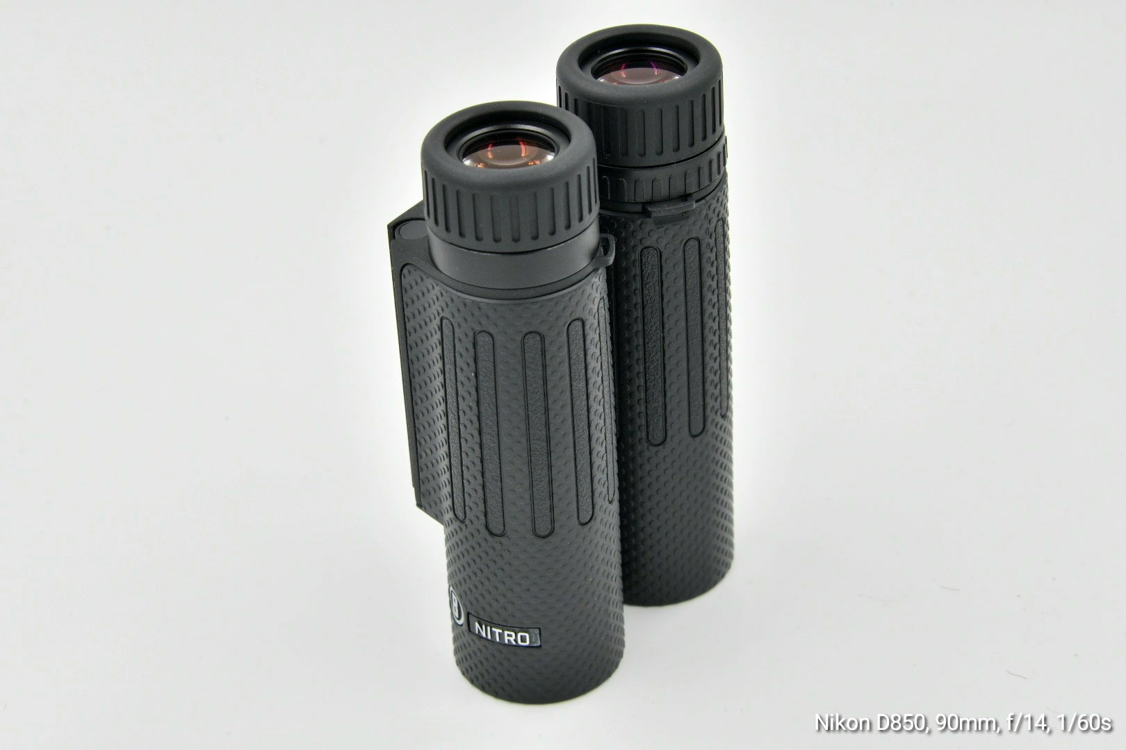 Binoclu Bushnell Nitro 10x25 