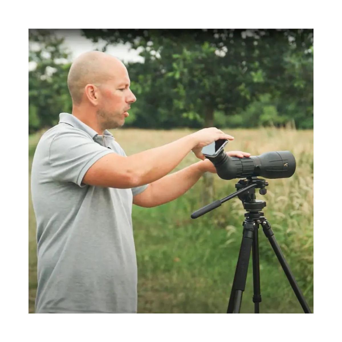 Adaptor smartphone pentru digiscopie 